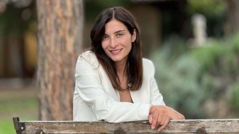 Όταν η &quot;Ιουλία&quot; από τη &quot;Γη της Ελιάς&quot; πρωταγωνιστούσε σε βίντεο κλιπ του Πάριου πριν 24 χρόνια - Ίδια κι απαράλλαχτη [εικόνες]