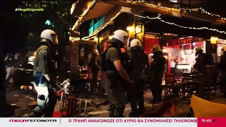 Επεισόδια στα Εξάρχεια μετά τις συλλήψεις για τη Νομική - Συνέλαβαν ύποπτο που παρίστανε τον… μπάρμαν