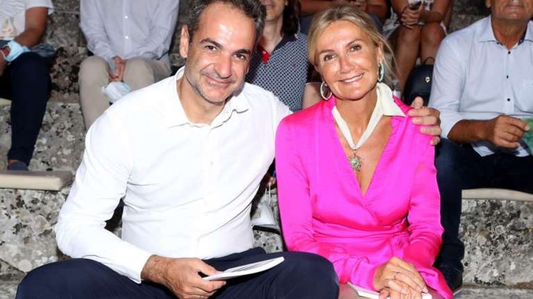 H Μαρέβα Μητσοτάκη στην Παναγία των Παρισίων και η ξενάγηση από την Μπριζίτ Μακρόν - Τα chelsea μποτάκια της [εικόνα]