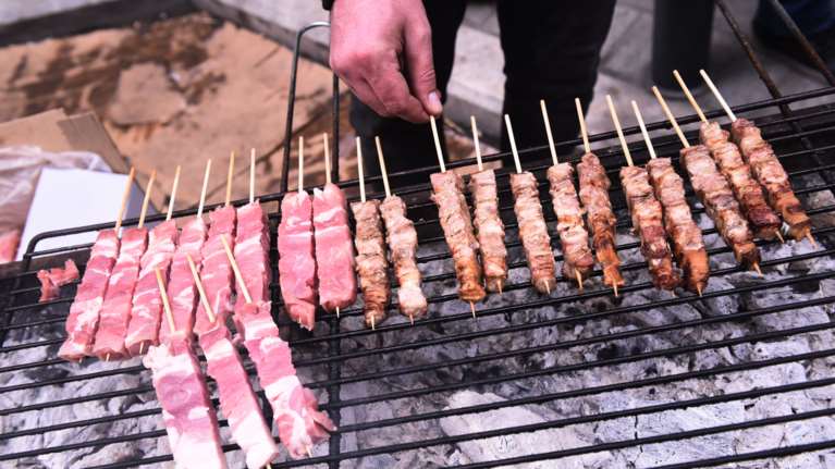 Τσικνοπέμπτη στο μπαλκόνι για τους Θεσσαλονικείς - Οικογενειακές παραγγελίες στα κρεοπωλεία