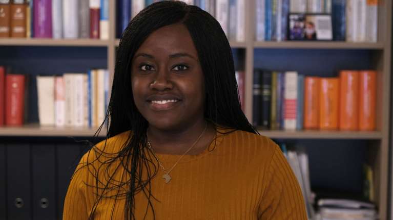 Θεσσαλονίκη: Η 28χρονη Κενυάτισσα δικηγόρος που κλέβει τις εντυπώσεις - Με ράστα στα δικαστήρια