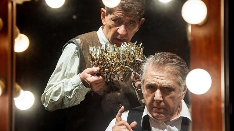 Ο &quot;Αμπιγιέρ&quot; του Ρόναλντ Χάργουντ: Δεύτερος χρόνος επιτυχίας στο Θέατρο &quot;Τζένη Καρέζη&quot;