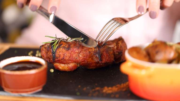 Τι μπορεί να προκαλεί την έλλειψη βιταμίνης Β12 και ποια είναι τα συμπτώματα της ανεπάρκειας;