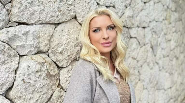 H Ελένη Μενεγάκη στο κόκκινο χαλί του Φεστιβάλ των Καννών, με εκθαμβωτική MIRO δημιουργία