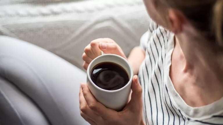 Καφές ή τσάι; Νέα μελέτη αποκαλύπτει ποιο αυξάνει τον κίνδυνο εγκεφαλικού και ποιο τον μειώνει