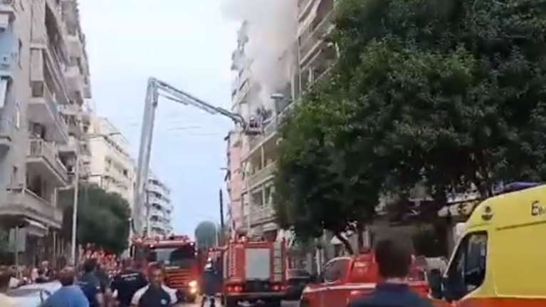 Πανικός στη Θεσσαλονίκη: Ξέσπασε φωτιά σε διαμέρισμα - Τέσσερις απεγκλωβισμοί, στο νοσοκομείο 65χρονη [Βίντεο]