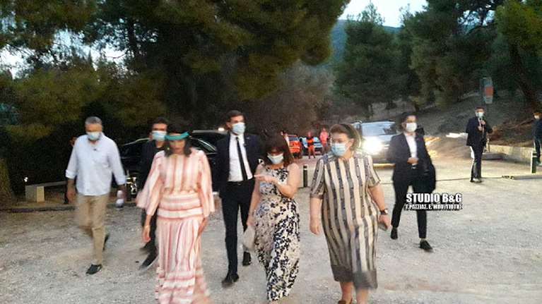 Στην Επίδαυρο η Σακελλαροπούλου - Παρακολούθησε τη συναυλία του Λεωνίδα Καβάκου [Εικόνες]