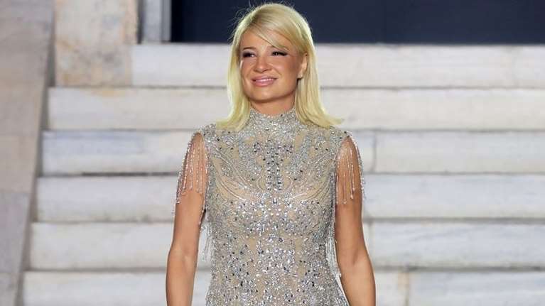 Φαίη Σκορδά: Με κόκκινο φόρεμα αγκαλιά με τη Βάσια Λόη, πριν από 18 χρόνια