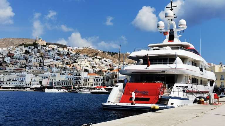 Μαγεύει η καταπληκτική θαλαμηγός - παλάτι του Μεξικανού κροίσου Μr Coca Cola στη Σύρο [Εικόνες-Βίντεο]