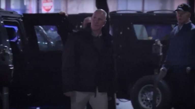 Τζο Μπάιντεν: Η στιγμή που ο Αμερικανός πρόεδρος σαστίζει όταν βλέπει όχημα να πέφτει στην αυτοκινητοπομπή του