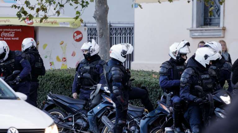 Σοκ στη Θεσσαλονίκη: Προσπάθησε να βιάσει τη σύζυγό του και μετά να τη σκοτώσει - Παραλίγο νέα γυναικοκτονία [Βίντεο]