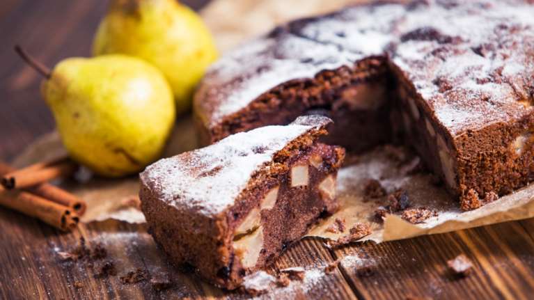 Αφράτο και αρωματικό κέικ σοκολάτας με αχλάδια - Ιδανικό για τον καφέ σας