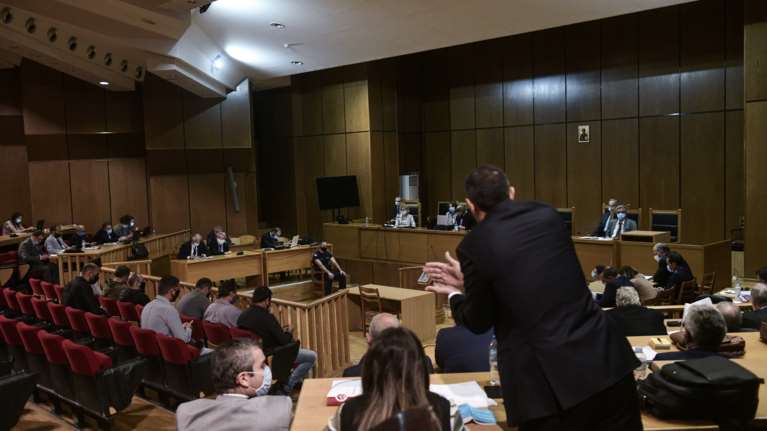 Δίκη Χρυσής Αυγής - Προκαλεί ο συνήγορος Μιχαλολιάκου: &quot;Ξυπόλυτοι&quot; οι χιλιάδες πολίτες που συγκεντρώθηκαν στο Εφετείο