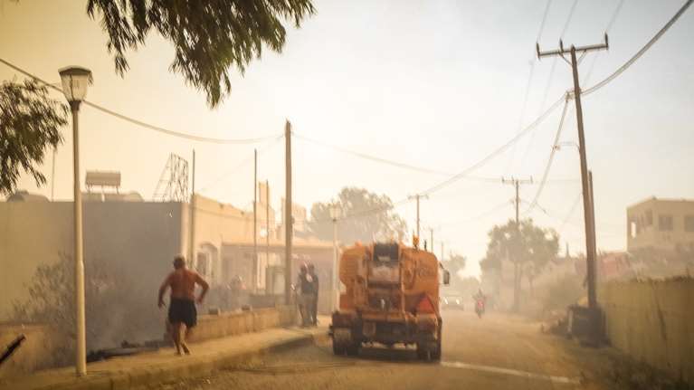 Φωτιά στη Ρόδο: Οργή από Βρετανό τουρίστα - &quot;Μας άφησαν αβοήθητους, δεν μας έδωσαν οδηγίες&quot; [βίντεο]