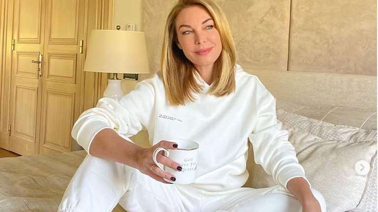 Τατιάνα Στεφανίδου: Ποζάρει στο υπερπολυτελές σπίτι της αγκαλιά με το σκύλο της - Το look με σούπερ μίνι δερμάτινη φούστα