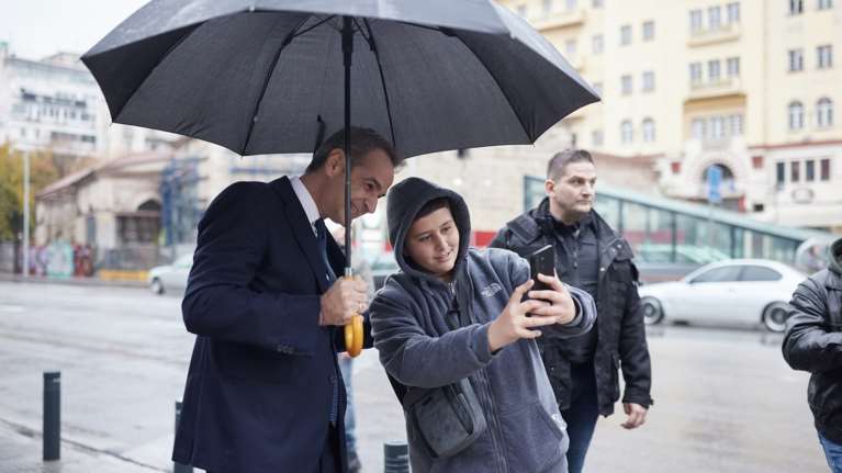 Η βόλτα του Κυριάκου Μητσοτάκη στη γειτονιά του μετρό: Έβγαλε selfie και μίλησε με καταστηματάρχες