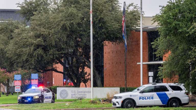 Ντάλας: Ένας νεκρός και δύο τραυματίες μετά τα πυρά σε κέντρο κράτησης για μετανάστες στο Τέξας - Αυτοκτόνησε ο δράστης