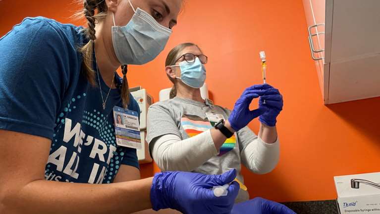 Pfizer και BioNTech ανακοίνωσαν δοκιμές εμβολίου που αντιμετωπίζει και την υποπαραλλαγή BA.2 Omicron