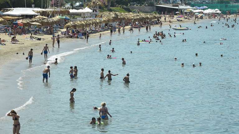 Μega: Όργιο αυθαιρεσιών σε ελεύθερες παραλίες εν μέσω κορονοϊού