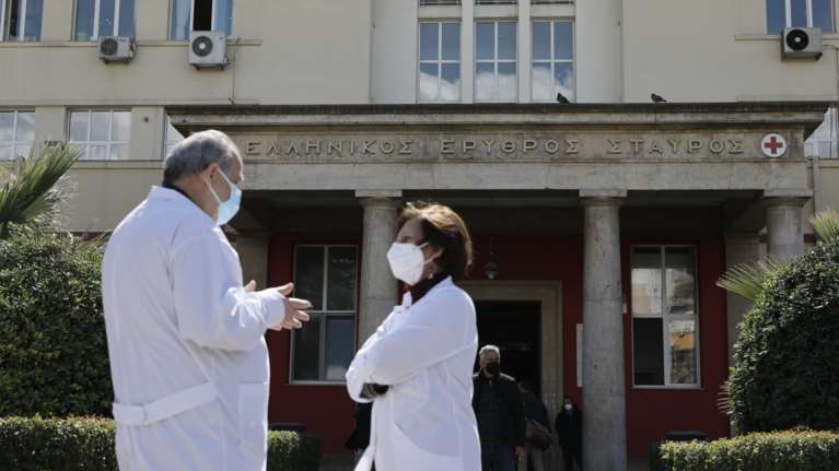 Έπεσε γερανός σε ναυπηγείο στη Σαλαμίνα - Τραυματίστηκε εργαζόμενος