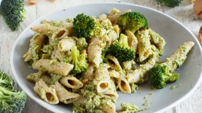 Εύκολη μακαρονάδα με μπρόκολο, τσένταρ και παρμεζάνα