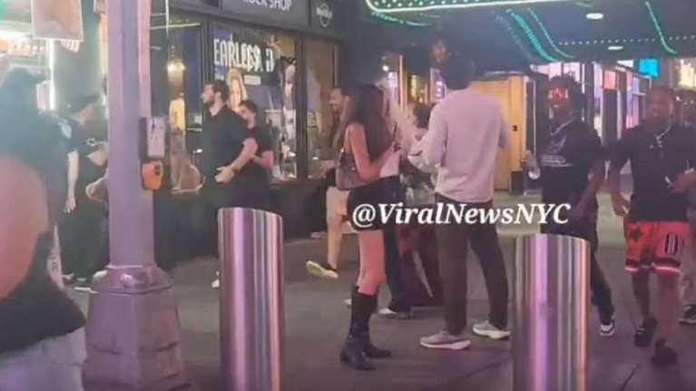 Νέα Υόρκη: Τρεις τραυματίες από πυροβολισμούς στην Times Square – Συνελήφθη 17χρονος ύποπτος - Η στιγμή της επίθεσης