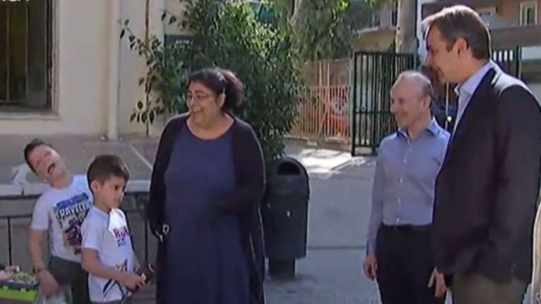 Απίθανος μικρός μαθητής: &quot;Λιποθύμησε&quot; μόλις είδε τον Μητσοτάκη στο σχολείο του [βίντεο]
