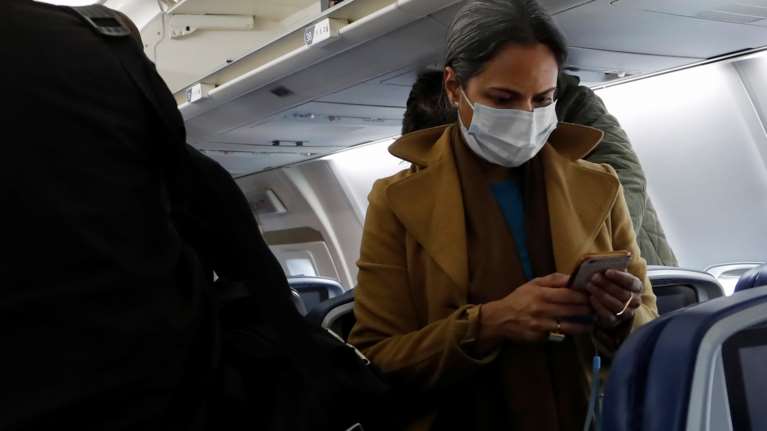 Παράνοια: Απαίτησαν να προσγειωθεί το αεροπλάνο επειδή ένας επιβάτης φτερνίστηκε