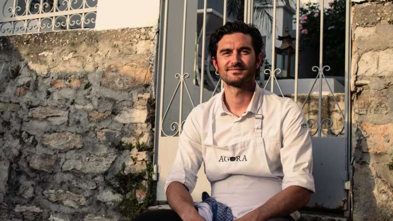 Το νέο αστέρι της ελληνικής γαστρονομίας: Ο σεφ που κάνει fine dining στη Σύμη