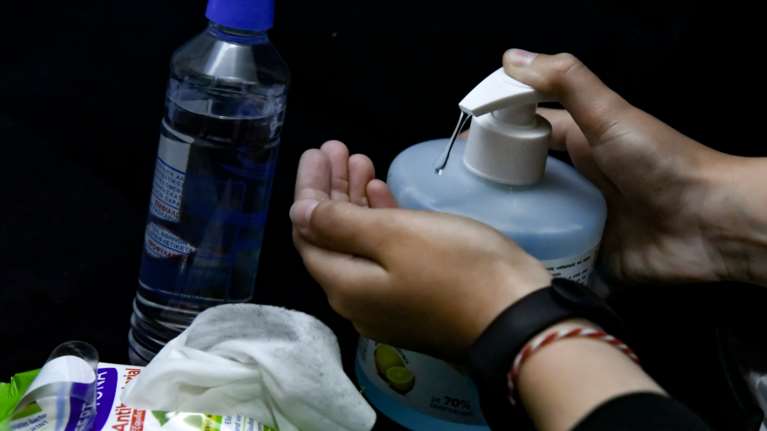 Κορονοϊός: 122,6 τόνοι κατασχεμένης αιθυλικής αλκοόλης θα διατεθούν για την παρασκευή αντισηπτικών