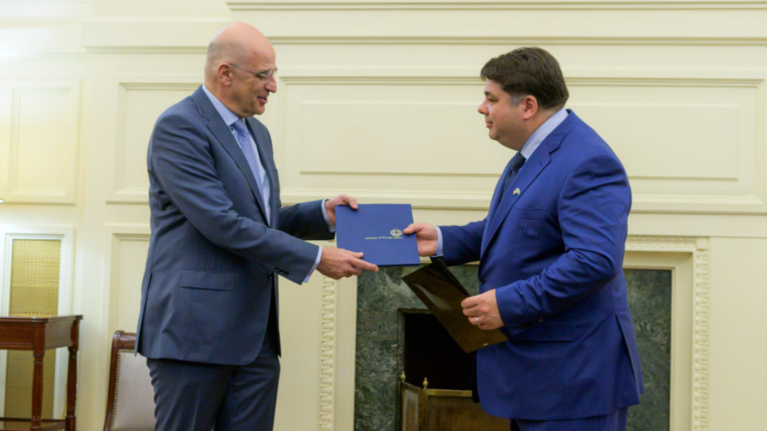 Συνάντηση Δένδια με τον Αμερικανό πρέσβη - Ανταλλαγή ρηματικών διακοινώσεων για την αμυντική συμφωνία