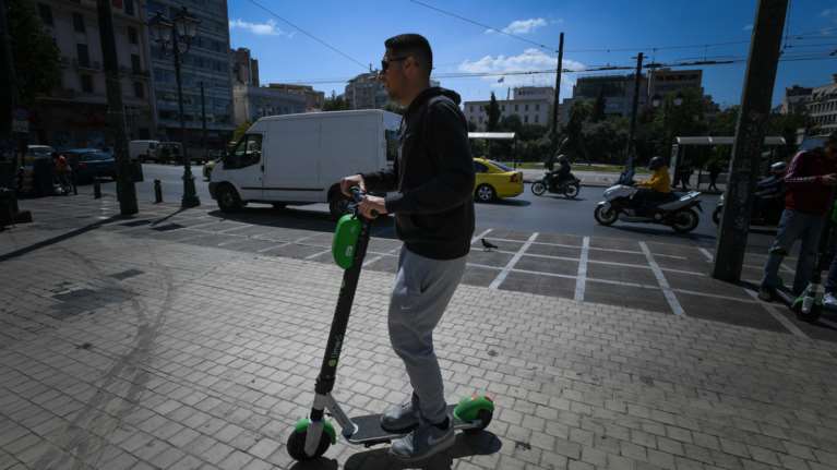 Υπ. Μεταφορών: Νέοι κανόνες για τα ηλεκτρικά πατίνια- Τι άλλαζει σε ΚΤΕΟ και στην παρακράτηση άδειας