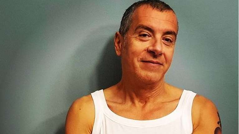 O Σταύρος Θεοδωράκης στηρίζει τον Σωτήρη Τσιόδρα και φωτογραφίζεται με... φανελάκι