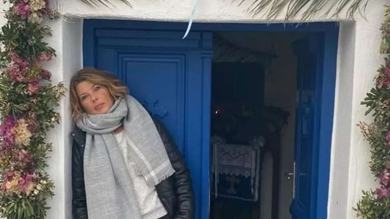 Η Σοφία Αλιμπέρτη απολαμβάνει τους ήσυχους ρυθμούς της Αίγινας