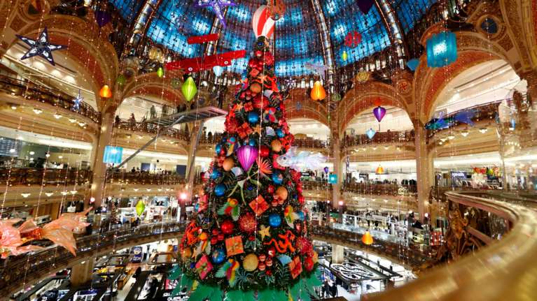 Η μαγεία των Χριστουγέννων στο Παρίσι: Λάμψη, φώτα και εντυπωσιακοί στολισμοί
