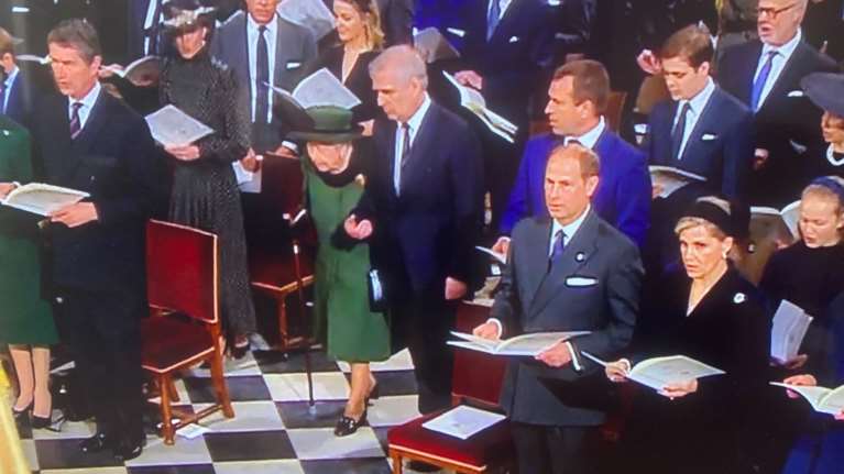 Υποβασταζόμενη η βασίλισσα Ελισάβετ στο μνημόσυνο του συζύγου της πρίγκιπα Φίλιππου [Βίντεο]