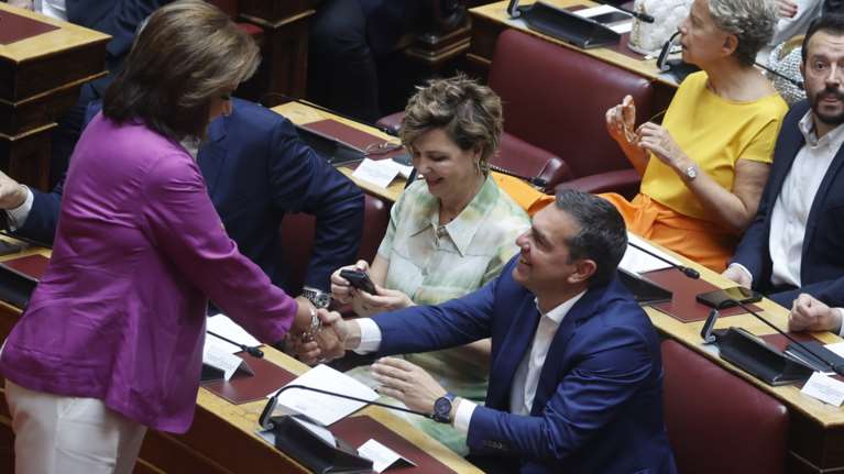 Η άνετη Ντόρα με το μωβ σακάκι, η χειραψία με τον Τσίπρα και το φάουλ του πρώην αρχηγού του ΣΥΡΙΖΑ [εικόνες]