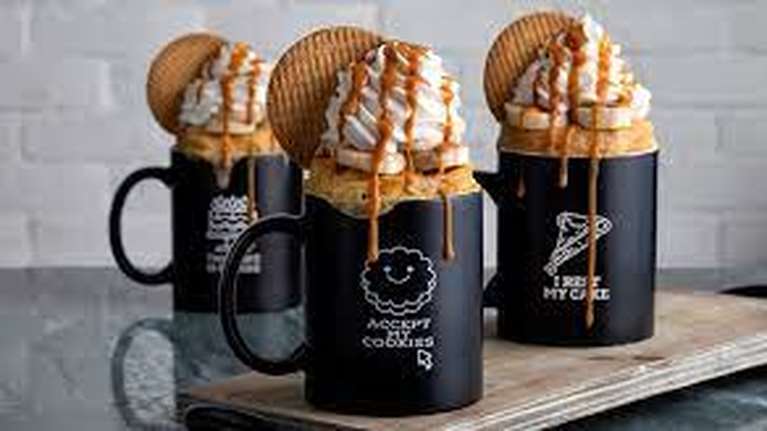 Ακης Πετρετζίκης: Συνταγή για κολασμένο μπανόφι σε κούπα - Ετοιμο σε μόλις 3 λεπτά