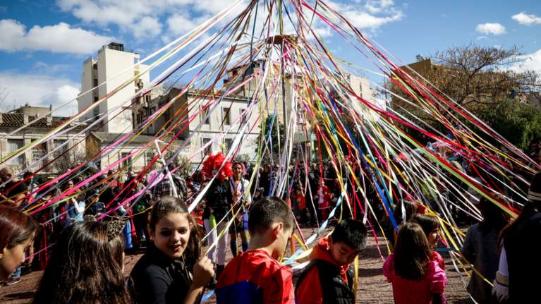 Κάτω από την Ακρόπολη κορυφώνονται οι αποκριάτικες εκδηλώσεις της Αθήνας