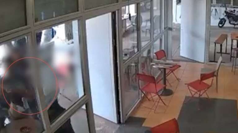 Πολυτεχνειούπολη: Σε σπίτι φίλης του κρυβόταν ο 34χρονος διδακτορικός φοιτητής που χαστούκισε την ιδιοκτήτρια του κυλικείου