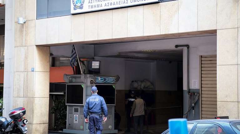 Απόδραση κρατούμενου από το Τμήμα Ασφαλείας Ομόνοιας: Του έβγαλαν της χειροπέδες και εξαφανίστηκε