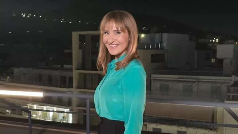 Στη σύγχρονη κουζίνα της Μάρας Ζαχαρέα | Μάς δείχνει την παραδοσιακή πίτα, στην οποία κανείς δεν αντιστέκεται