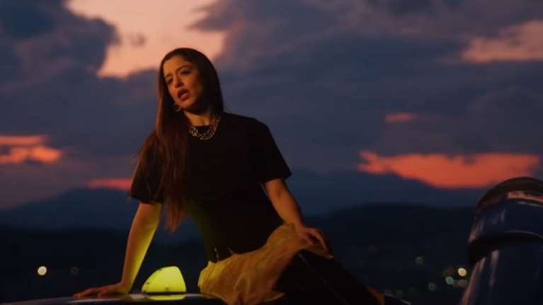 Zari: Αναλύουμε το styling της Μαρίνας Σάττι που σχολιάζει όλο το ίντερνετ