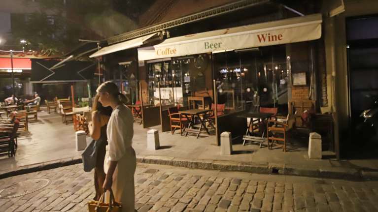 Θετικοί στον κορονοϊό μετά από διακοπές στην Κέρκυρα:  &quot;Μόνο εμείς φορούσαμε μάσκα μας κοιτούσαν σαν να είμαστε Αρειανοί&quot;