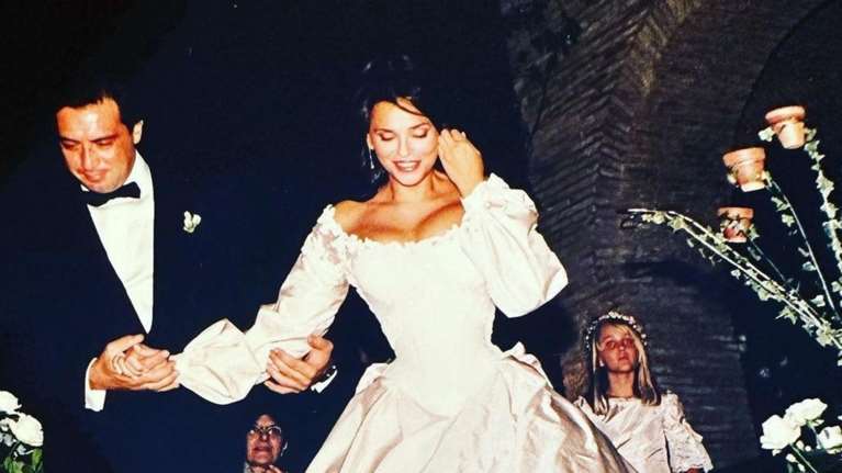 Η Σίλια Κριθαριώτη γιορτάζει 24 χρόνια γάμου με τον Νίκο Τσάκο με φωτογραφίες από το παρελθόν και ένα τρυφερό μήνυμα