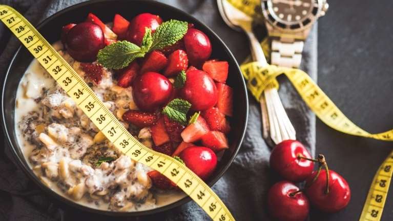 Τα οφέλη και οι κίνδυνοι από τη διαλειμματική δίαιτα 5:2 - Την έκανε διάσημη ο Μάικλ Μόσλεϊ που έχασε τη ζωή του στη Σύμη