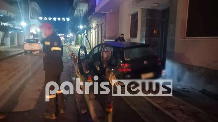 Αμαλιάδα: Αυτοκίνητο &quot;καρφώθηκε&quot; σε βιτρίνα μετά από τρελή κούρσα [εικόνες]