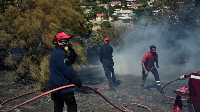 Φωτιά στον παράδρομο της Αττικής Οδού στο Κορωπί:  Συναγερμός στην Πυροσβεστική - Σηκώθηκαν εναέρια μέσα