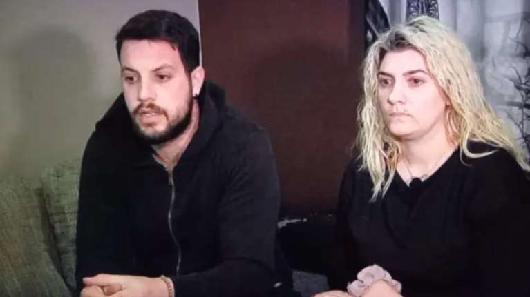 Πάτρα: Tα 30 &quot;περίεργα&quot; σημεία στη συνέντευξη των γονιών των τριών κοριτισιών - Η ανάλυση ειδικού στη γλώσσα του σώματος