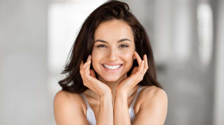 Το &quot;χρυσό&quot; στοιχείο στο skincare που αυξάνει την παραγωγή κολλαγόνου